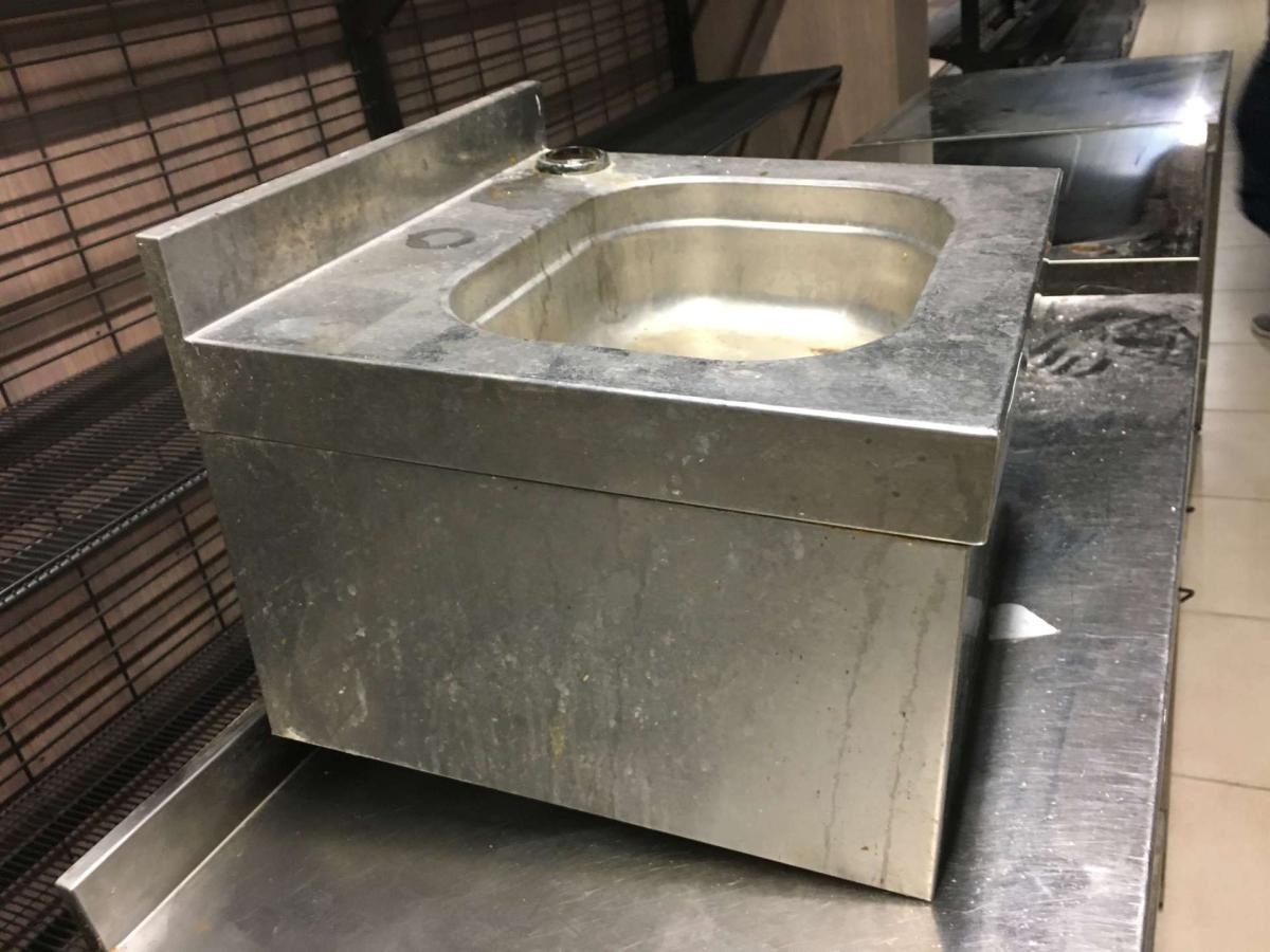 Rozsdamentes kézmosó, fali; 40*40 – termékfotó jobb oldalról