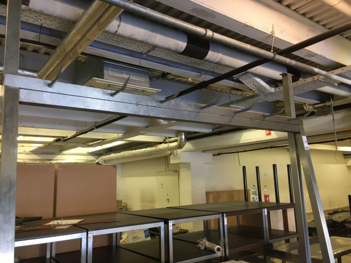 Rozsdamentes öntartó rénvas különböző mértekben – termékfotó jobb oldalról