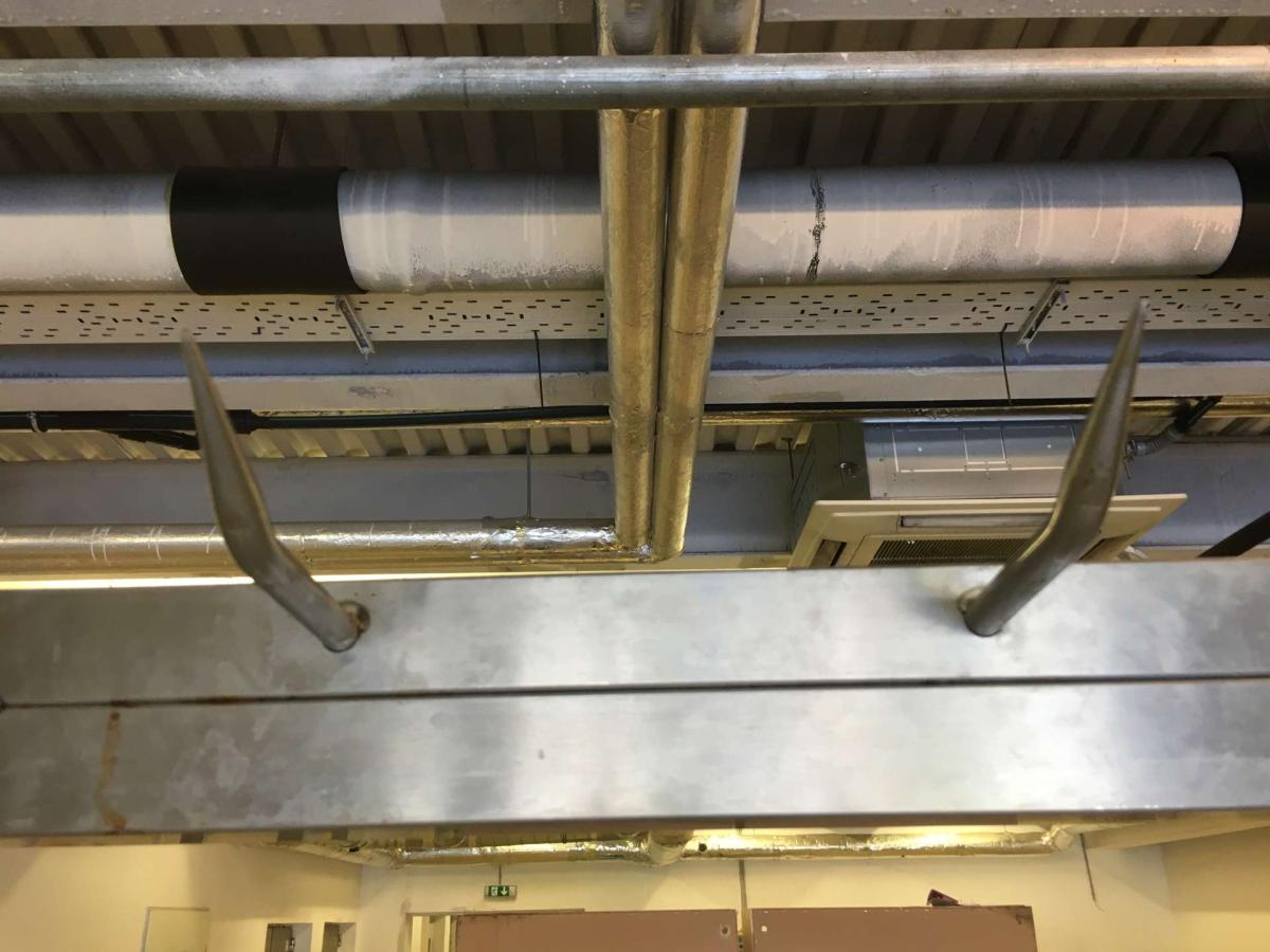 Rozsdamentes öntartó rénvas különböző mértekben – termékfotó bal oldalról