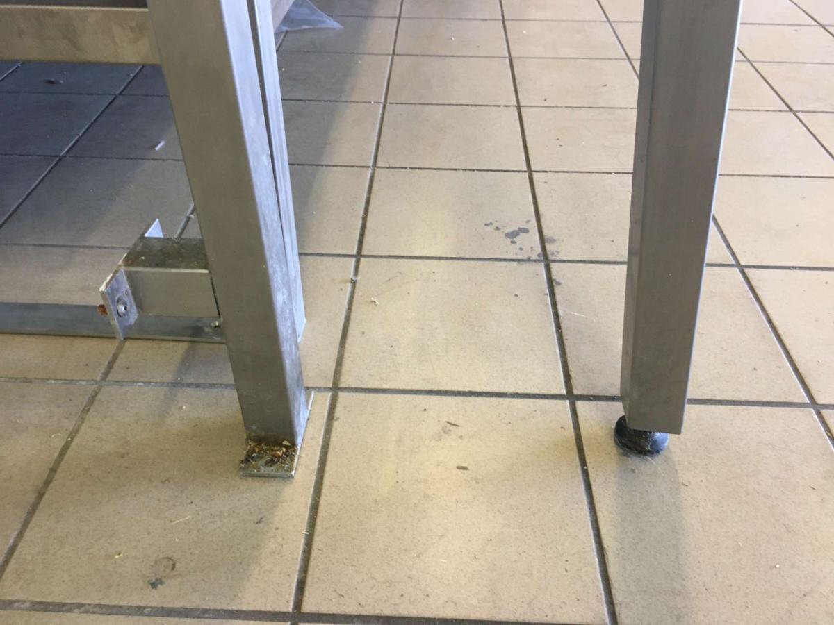 Rozsdamentes öntartó rénvas különböző mértekben – termékfotó alulnézet