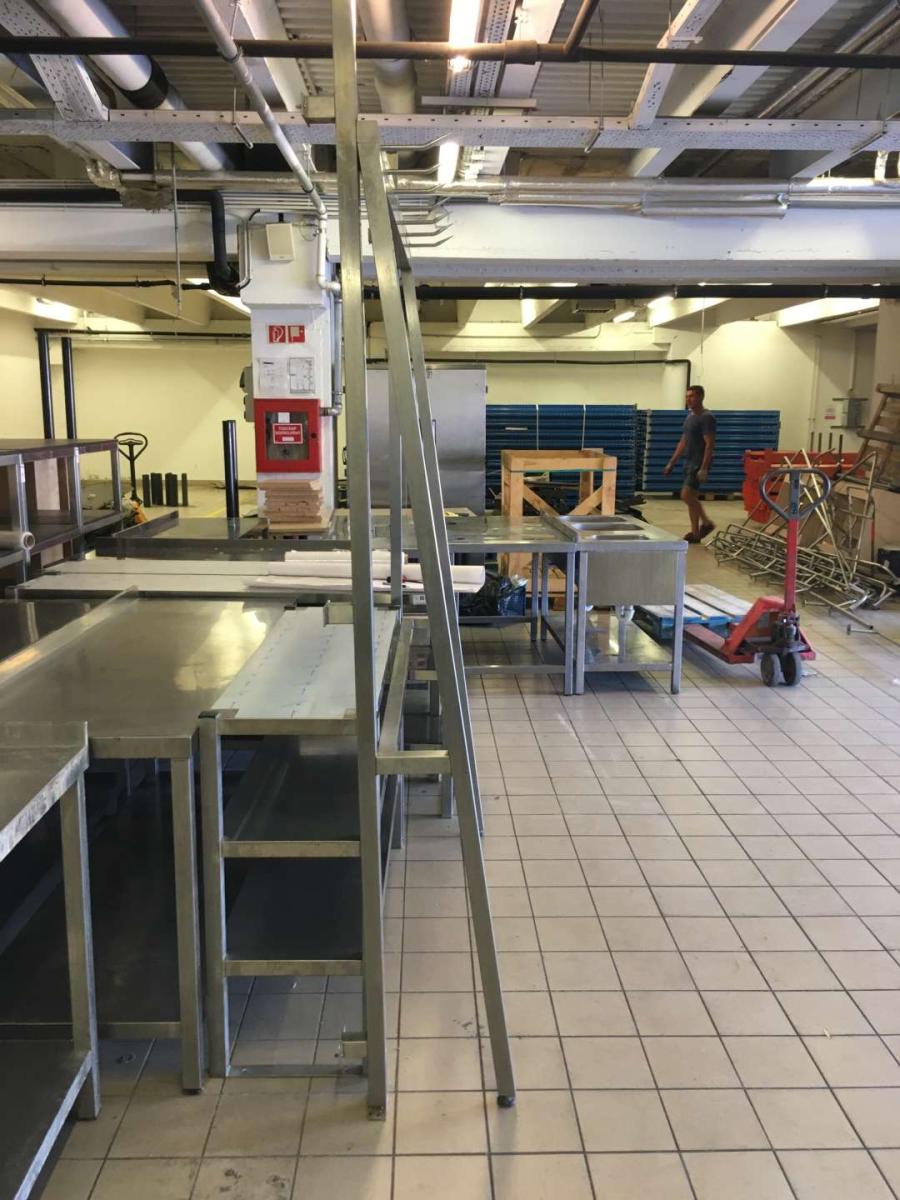 Rozsdamentes öntartó rénvas különböző mértekben – termékfotó csomagolás