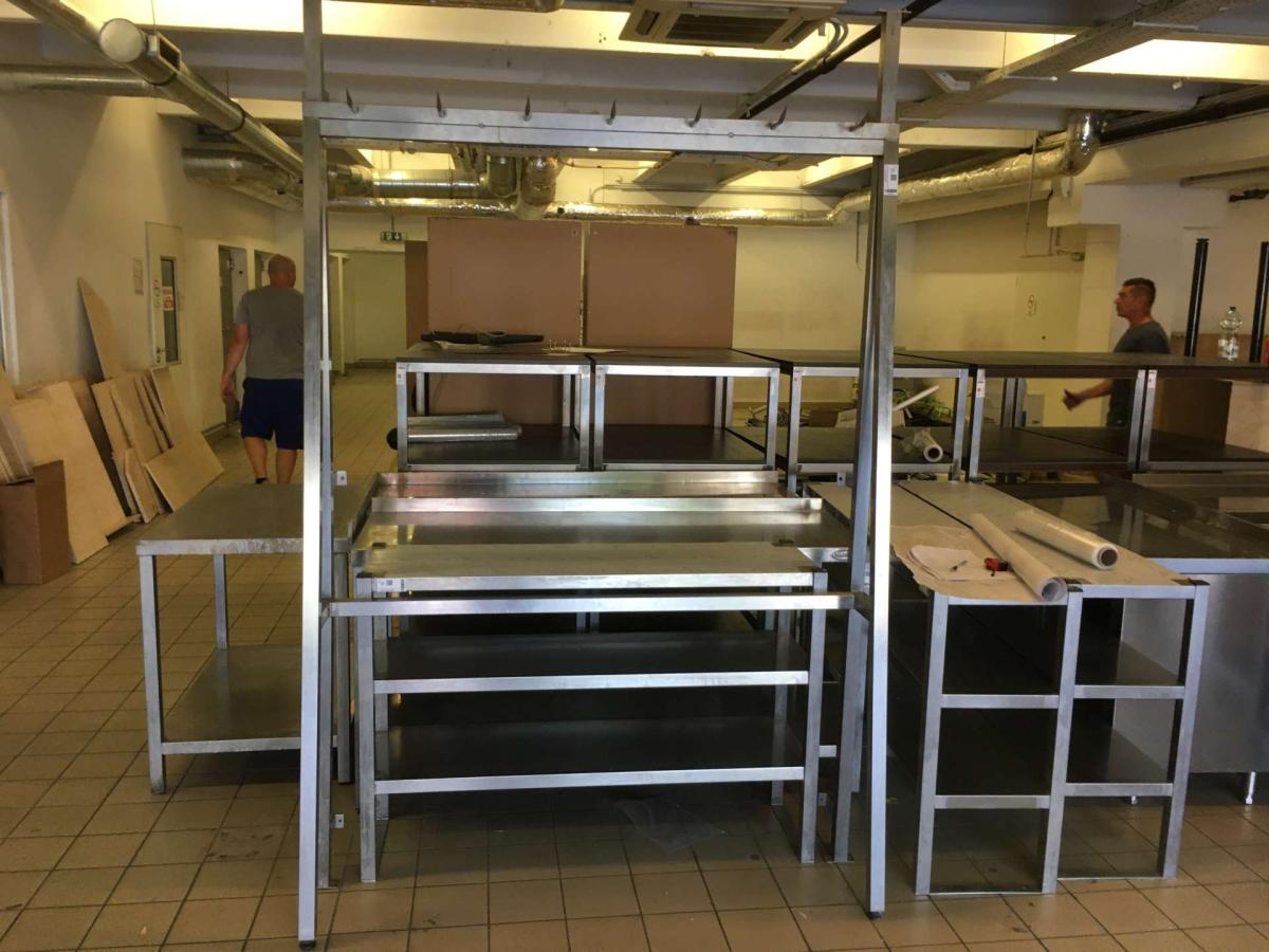 Rozsdamentes öntartó rénvas különböző mértekben – termékfotó használat közben