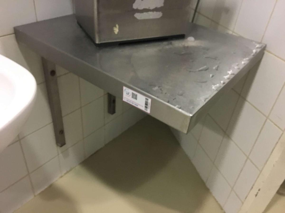 Rozsdamentes konzolos asztal – termékfotó elölnézet