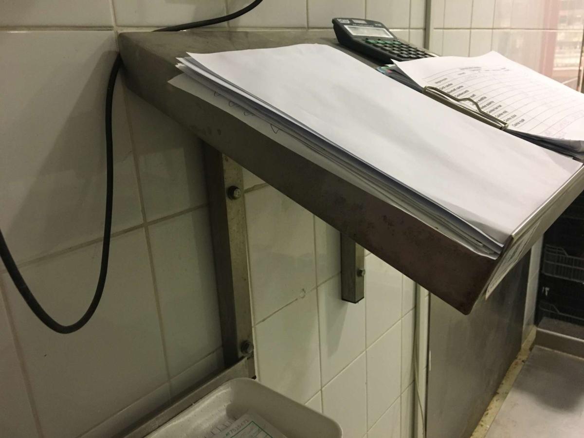 Rozsdamentes konzolos pult, áruátvételi asztal – termékfotó hátulról