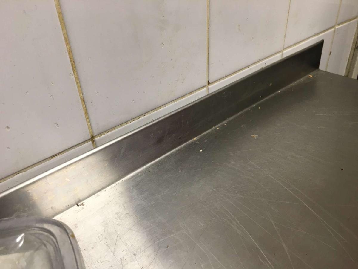 Rozsdamentes munkaasztal 170*60 – termékfotó hátulról