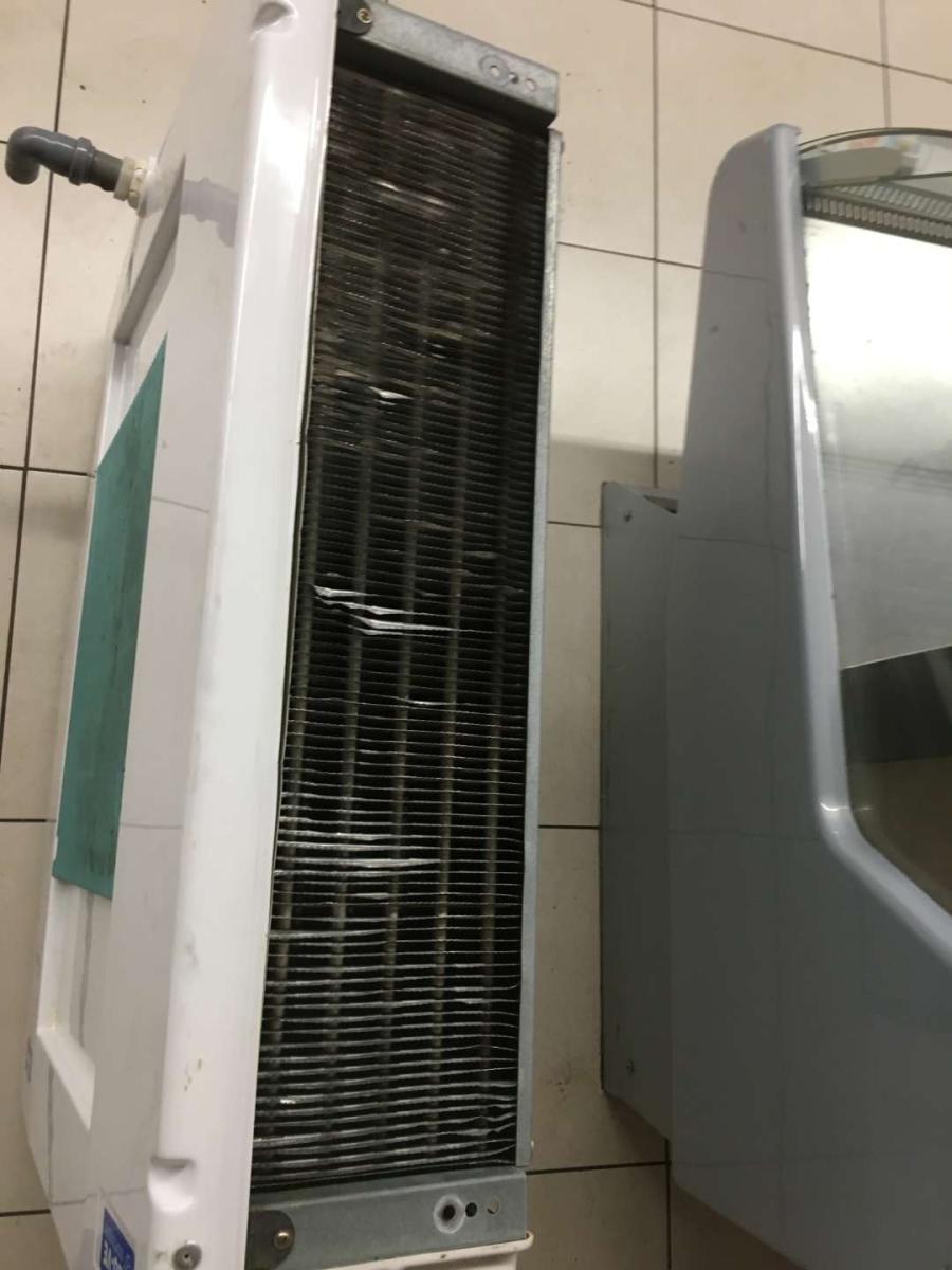 Mennyezeti elpárologtató LU-VE SHDN 53 E 80 – termékfotó jobb oldalról