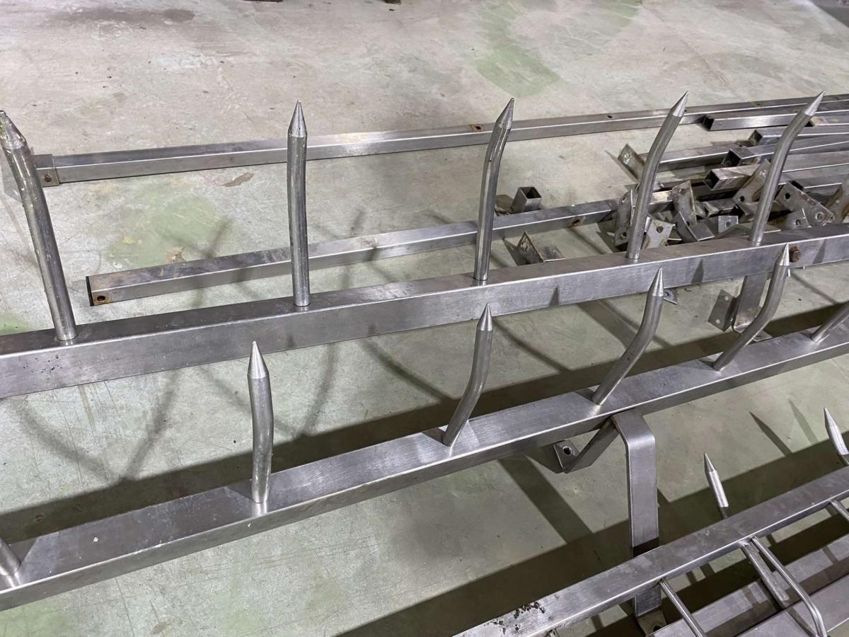 Rénvas, horogsor rozsdamentes, több méret – termékfotó használat közben