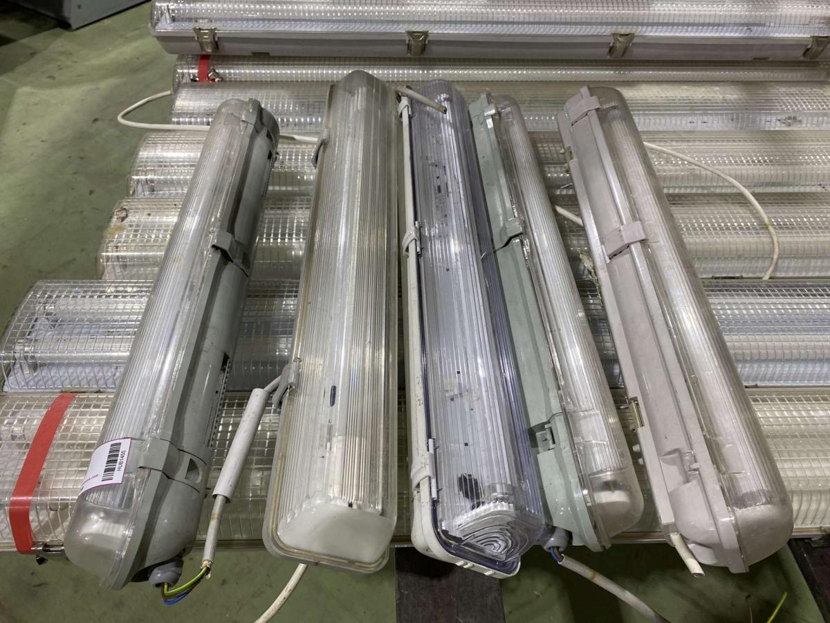 T8 fénycsöves armatúra, lámpatest több méretben – termékfotó jobb oldalról