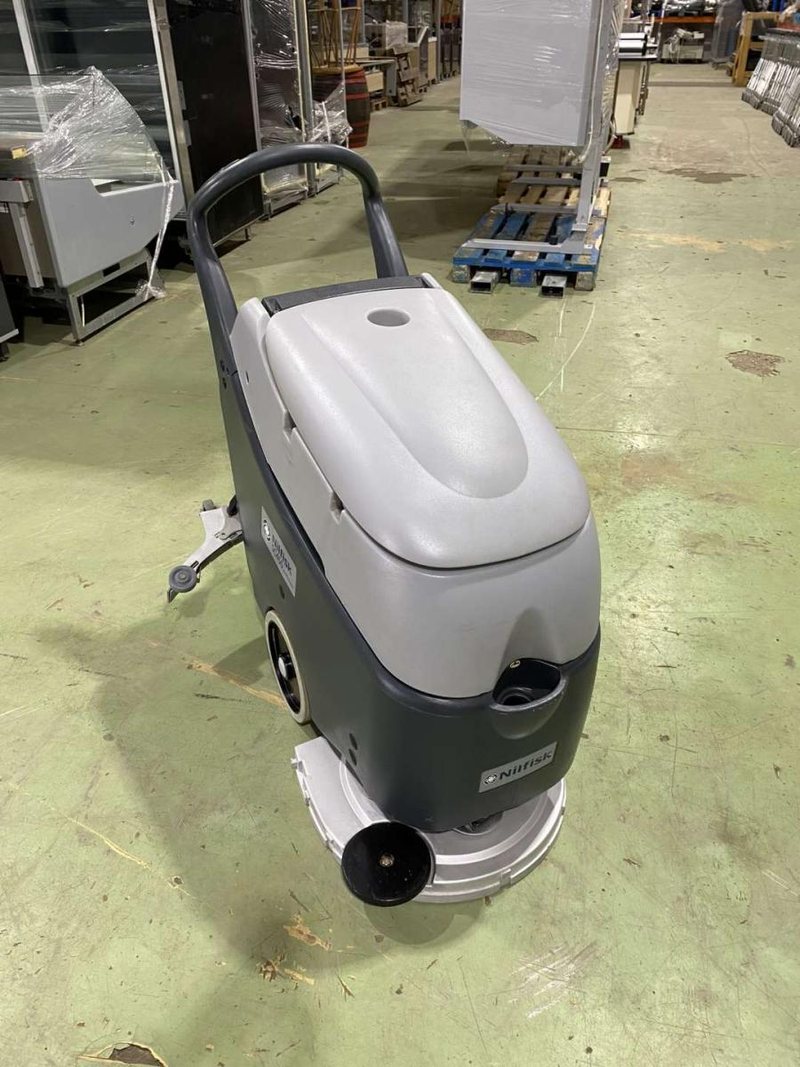 NILFISK SC450 53 B padlótisztító 50%-os akkumlátorral – termékfotó bal oldalról