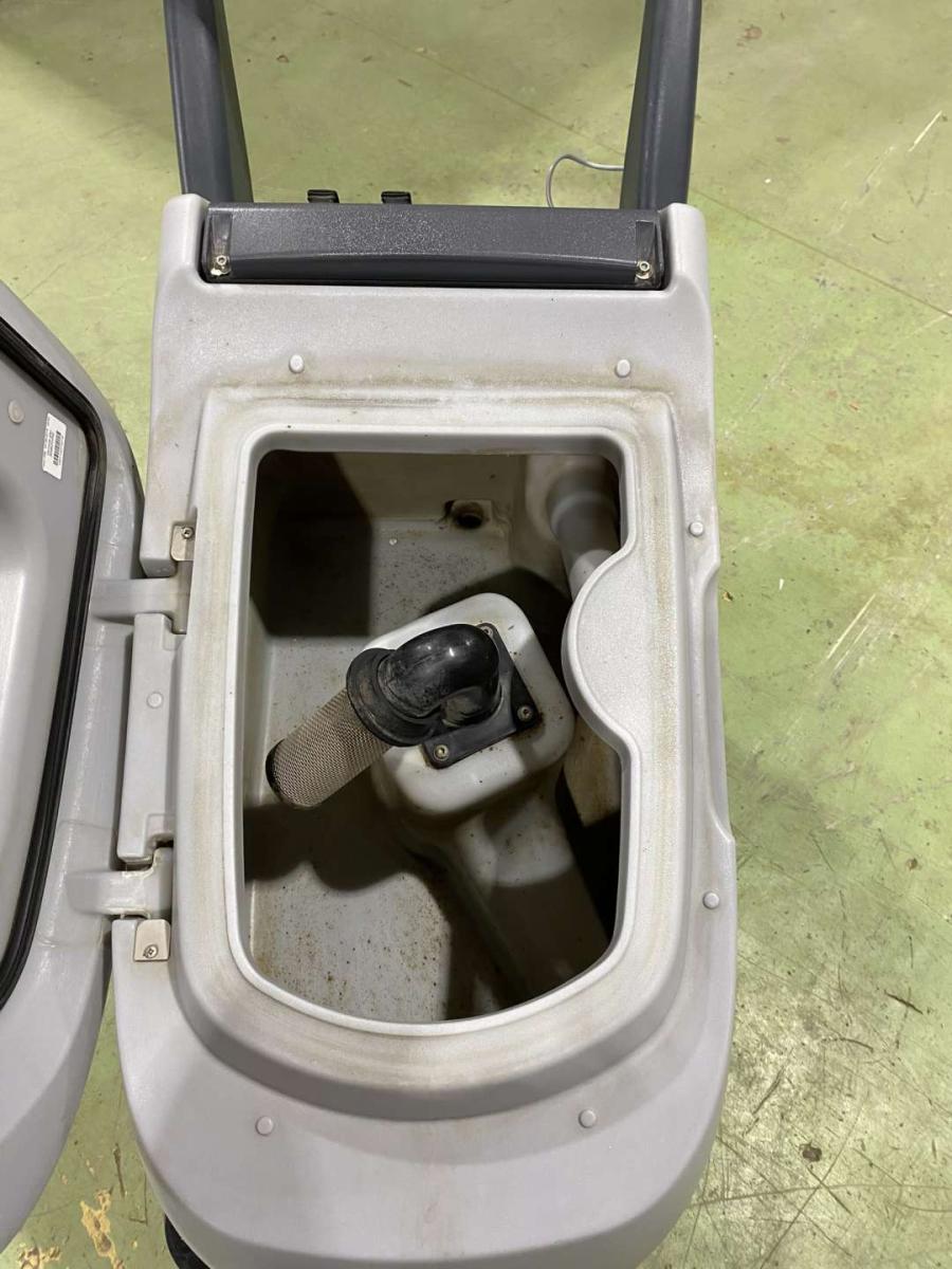 NILFISK SC450 53 B padlótisztító 50%-os akkumlátorral – termékfotó alulnézet