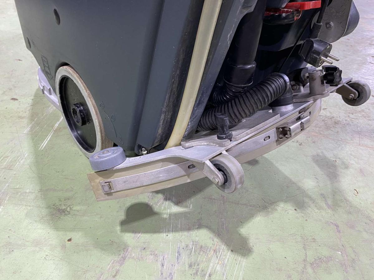 NILFISK SC450 53 B padlótisztító 50%-os akkumlátorral – termékfotó 45° nézet