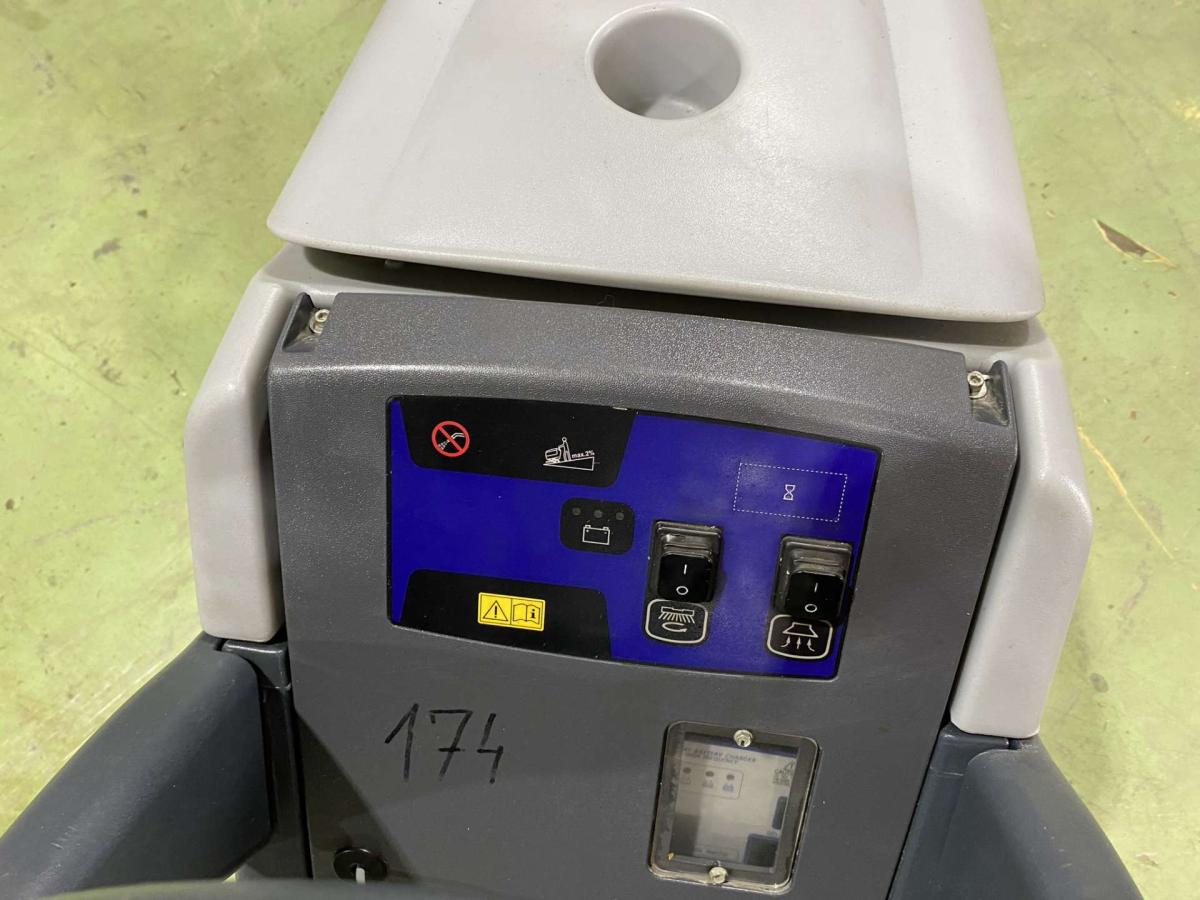 NILFISK SC450 53 B padlótisztító 50%-os akkumlátorral – termékfotó részlet