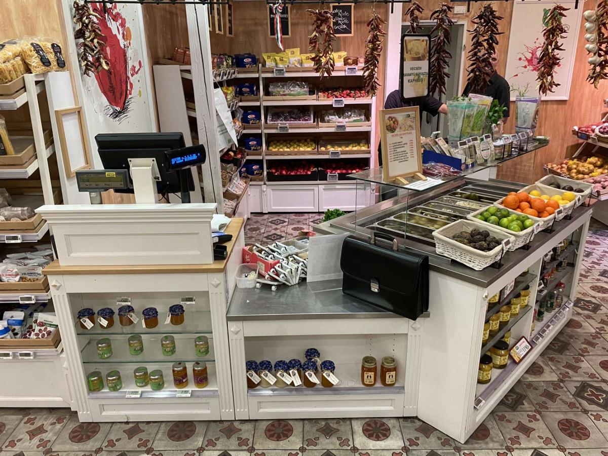 Saláta,- savanyúsághűtő zöldség,- gyümölcshűtő – termékfotó jobb oldalról