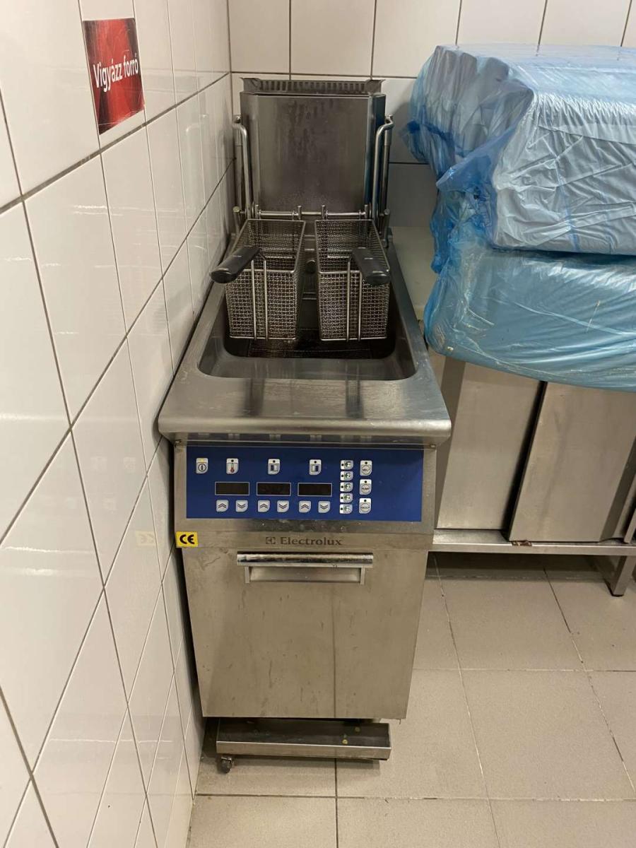 Elektromos olajsütő, fritőz kosáremelővel – termékfotó elölnézet