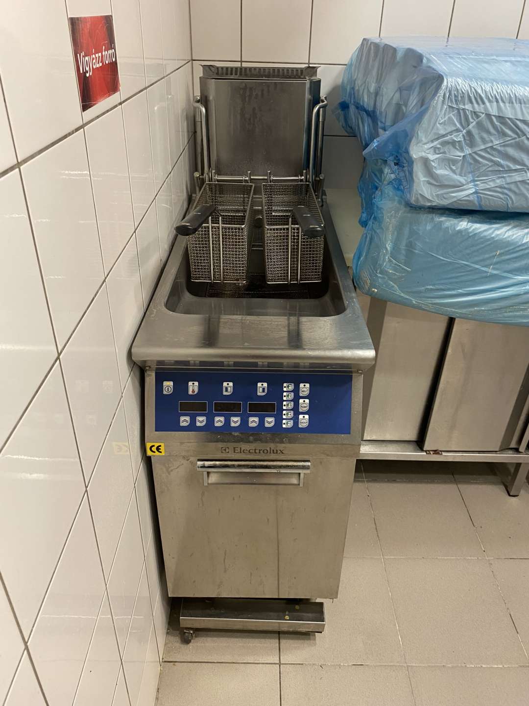 Elektromos olajsütő, fritőz kosáremelővel