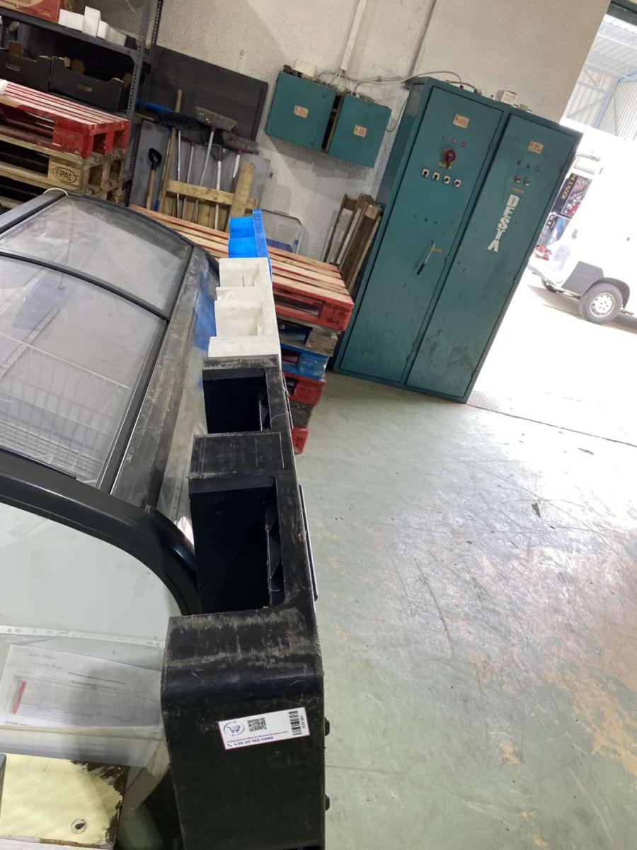 Műanyag higiénikus raklapok több méretben és színben – termékfotó bal oldalról