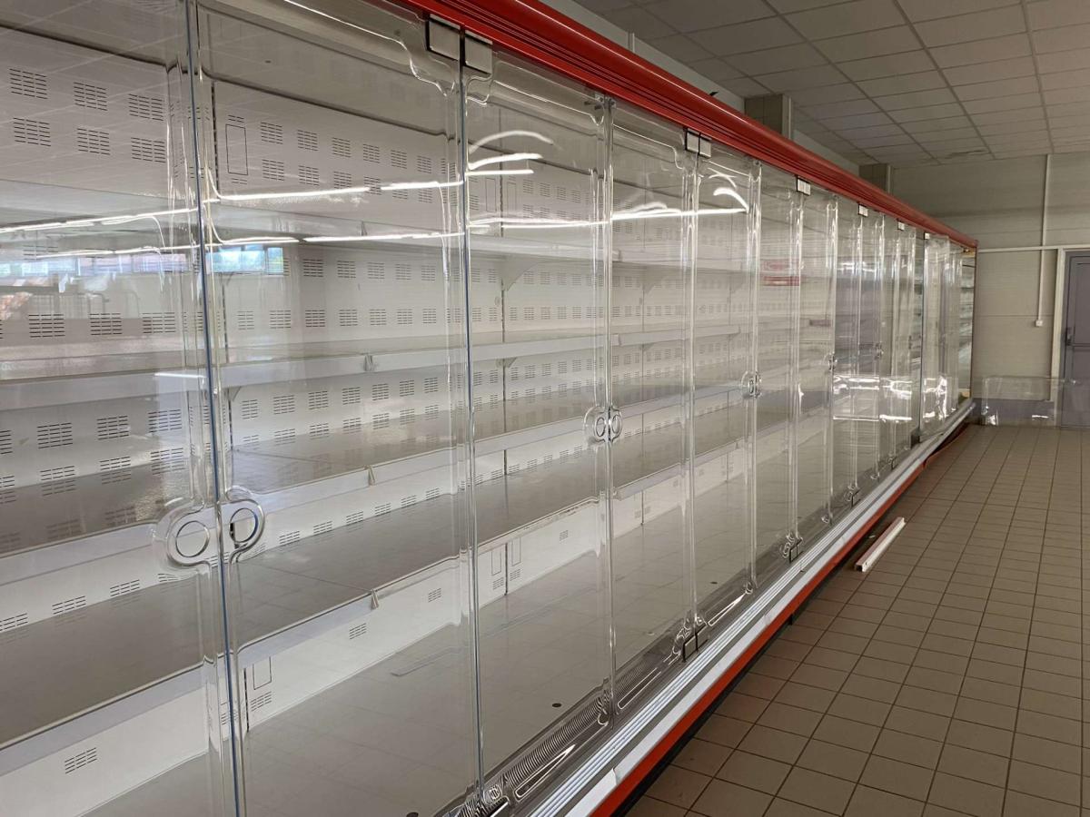 Fali ajtós hűtőregál- hűtőbútor, 10 méter – termékfotó elölnézet