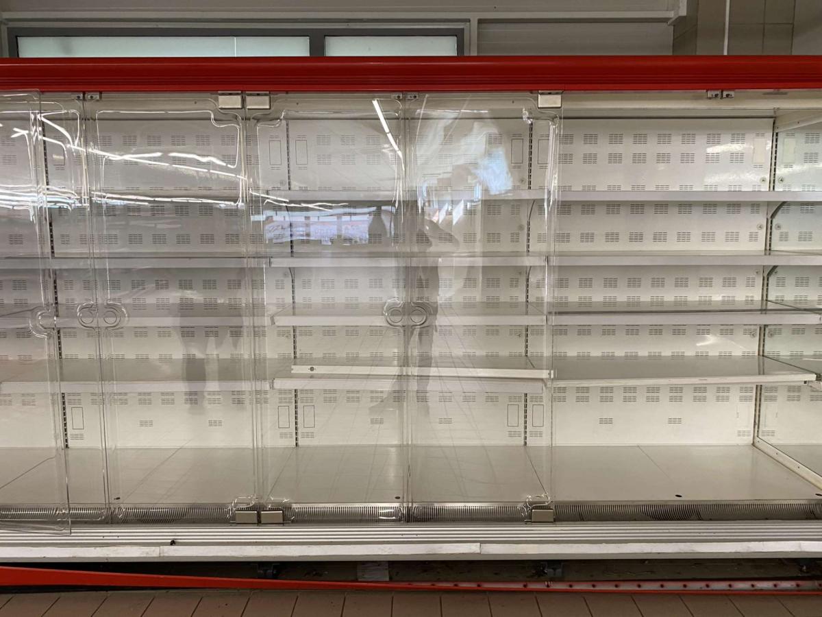 Fali ajtós hűtőregál- hűtőbútor, 10 méter – termékfotó jobb oldalról