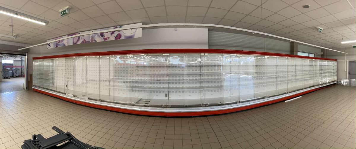 Fali ajtós hűtőregál- hűtőbútor, 10 méter – termékfotó 45° nézet