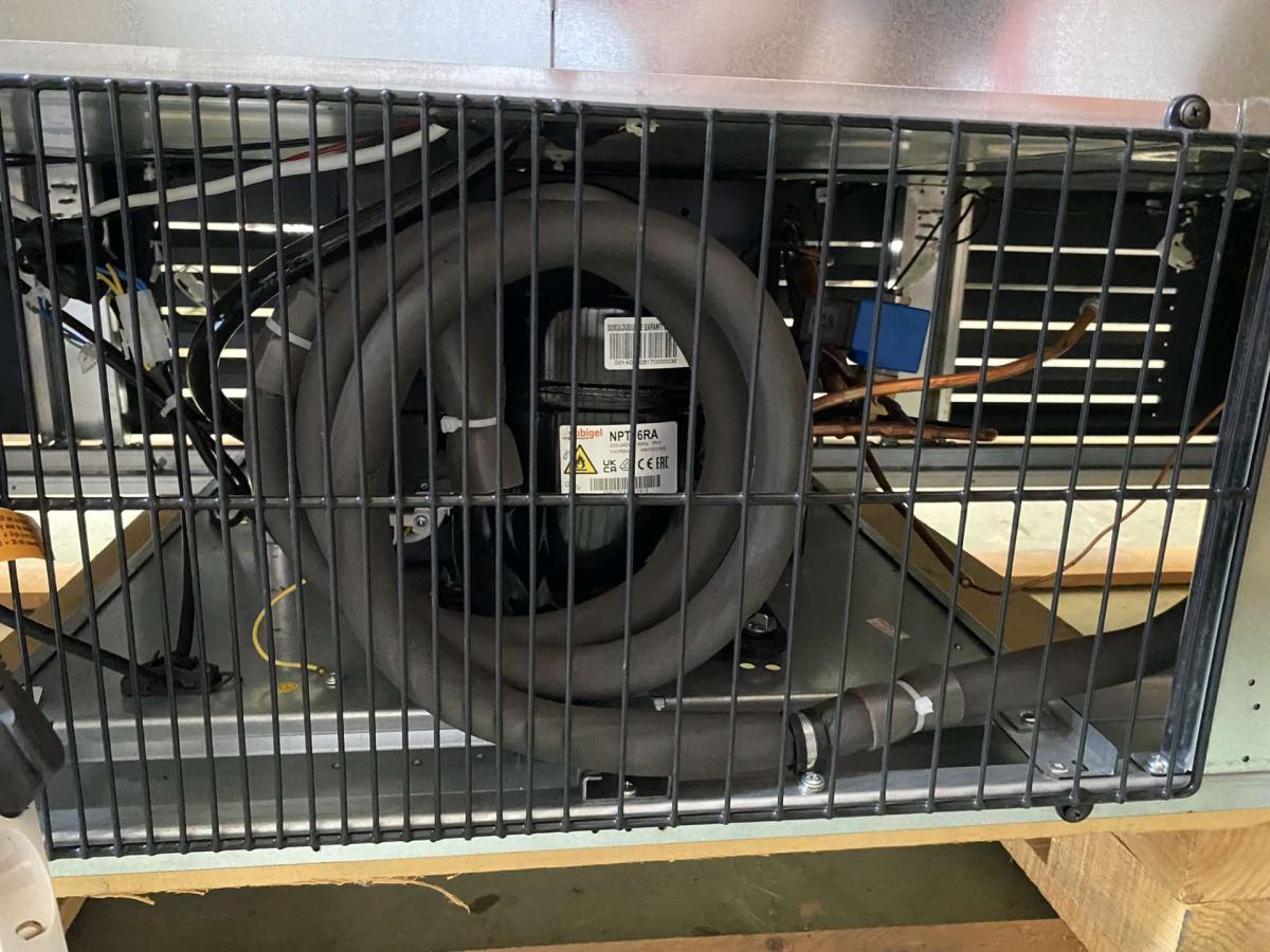 Új ECOCOLD KIWI M&amp;D1910 4D beépített aggregátoros hűtő (+) – termékfotó alulnézet