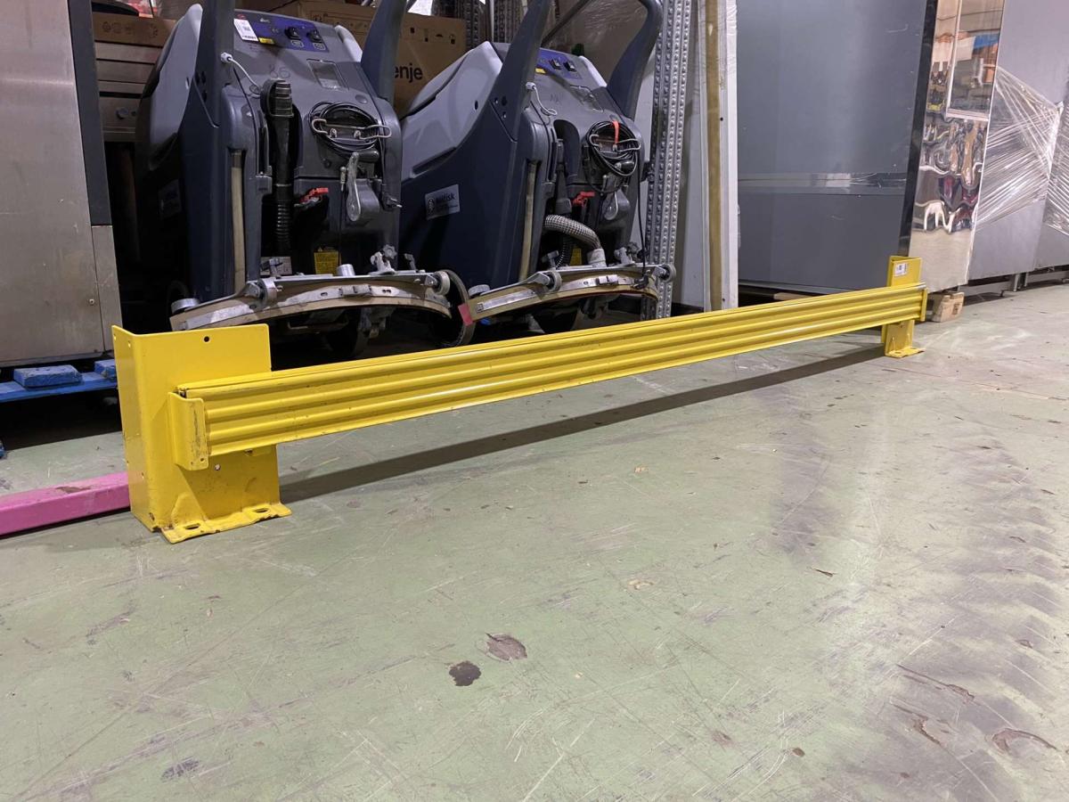 Ütköző sín, tartóbakkal – termékfotó elölnézet