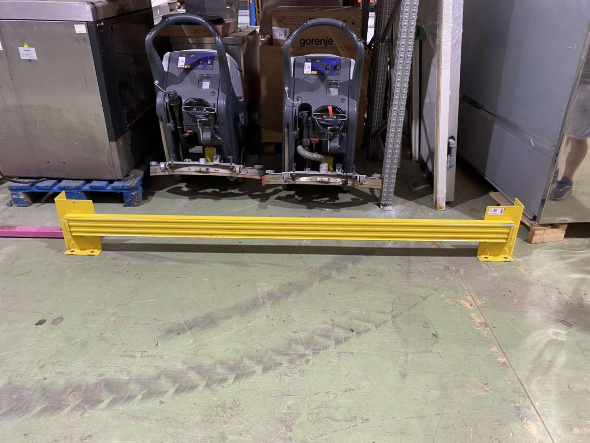 Ütköző sín, tartóbakkal – termékfotó hátulról