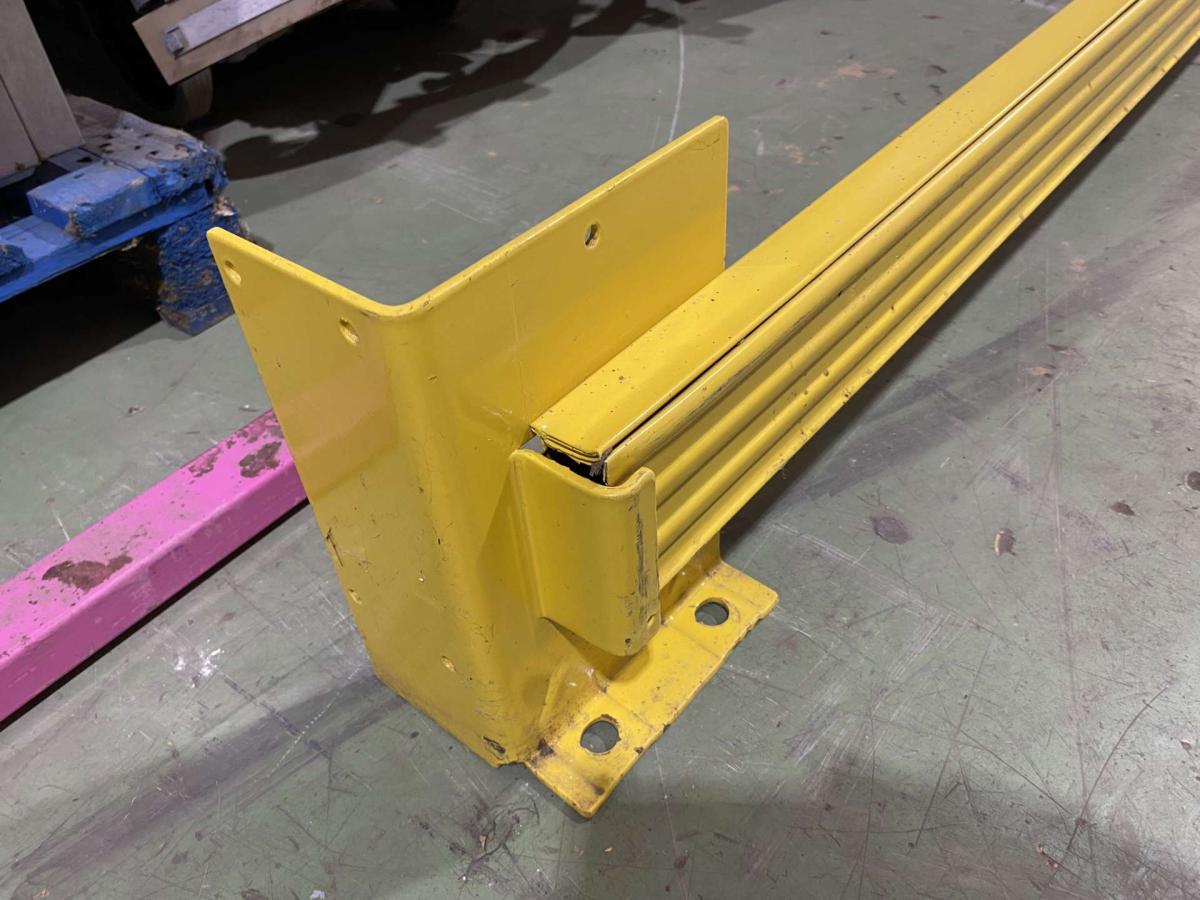 Ütköző sín, tartóbakkal – termékfotó bal oldalról