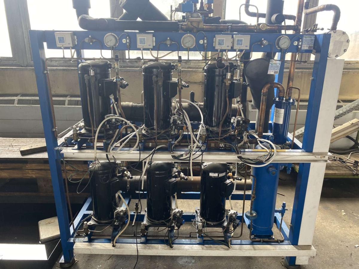 Csoportaggregát, vezérlőszekrénnyel, kondenzátorral – termékfotó elölnézet