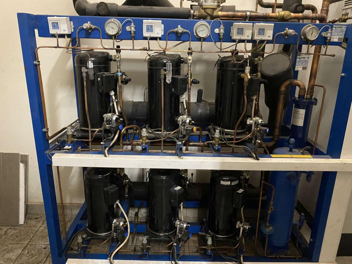 Csoportaggregát, vezérlőszekrénnyel, kondenzátorral – termékfotó jobb oldalról