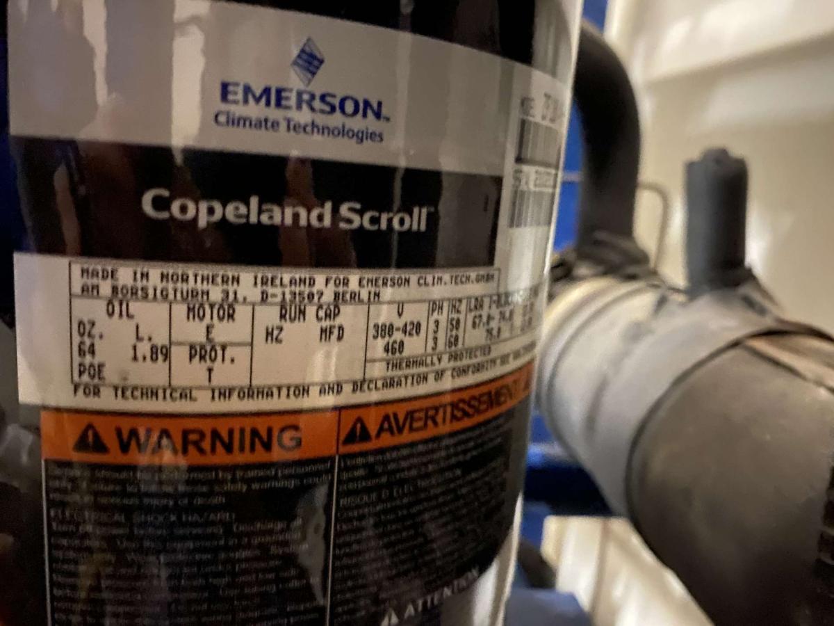 Csoportaggregát, vezérlőszekrénnyel, kondenzátorral – termékfotó hátulról