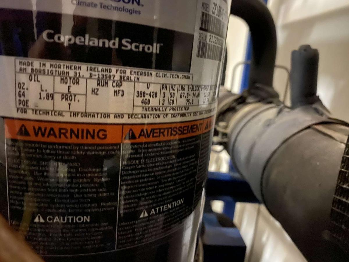 Csoportaggregát, vezérlőszekrénnyel, kondenzátorral – termékfotó bal oldalról