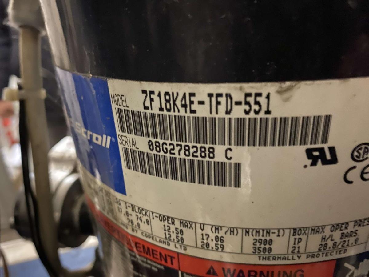 Csoportaggregát, vezérlőszekrénnyel, kondenzátorral – termékfotó felülnézet