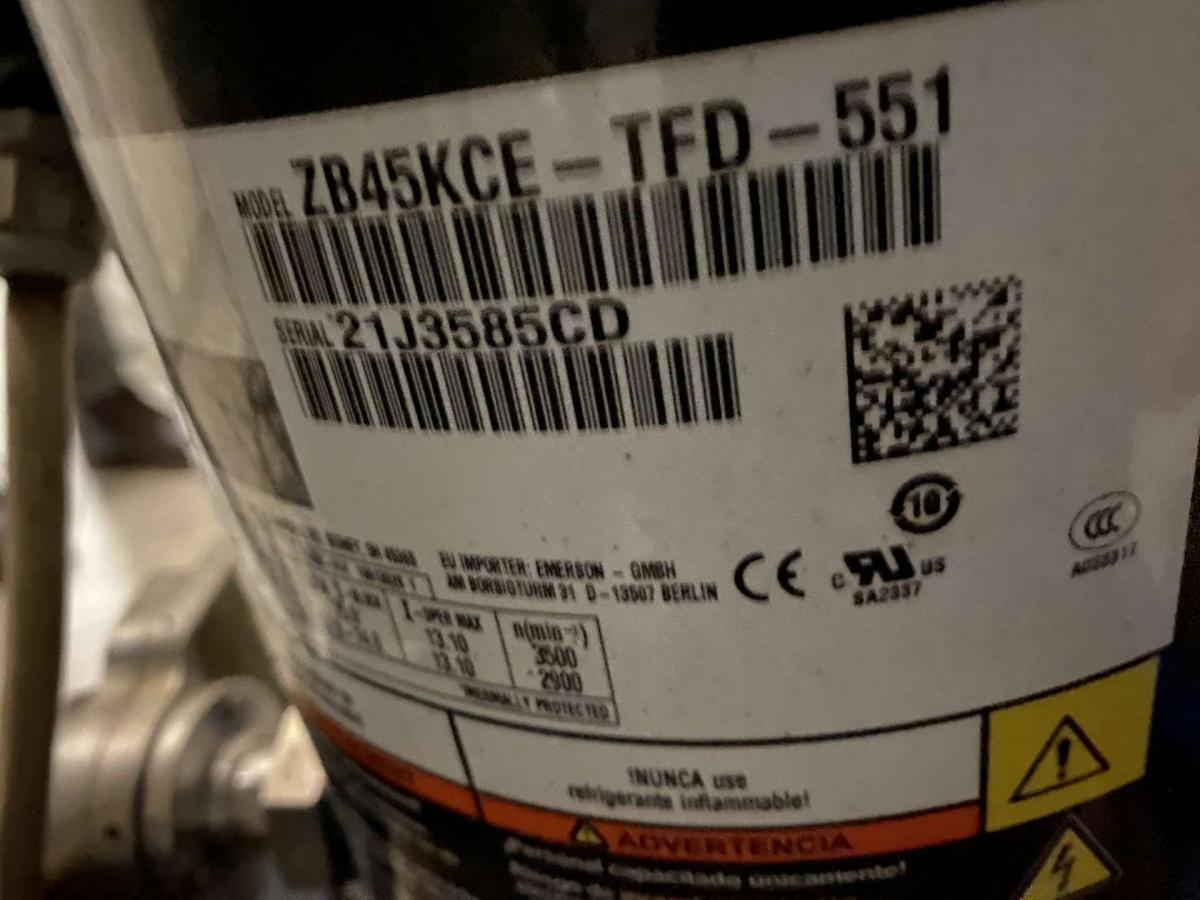 Csoportaggregát, vezérlőszekrénnyel, kondenzátorral – termékfotó alulnézet