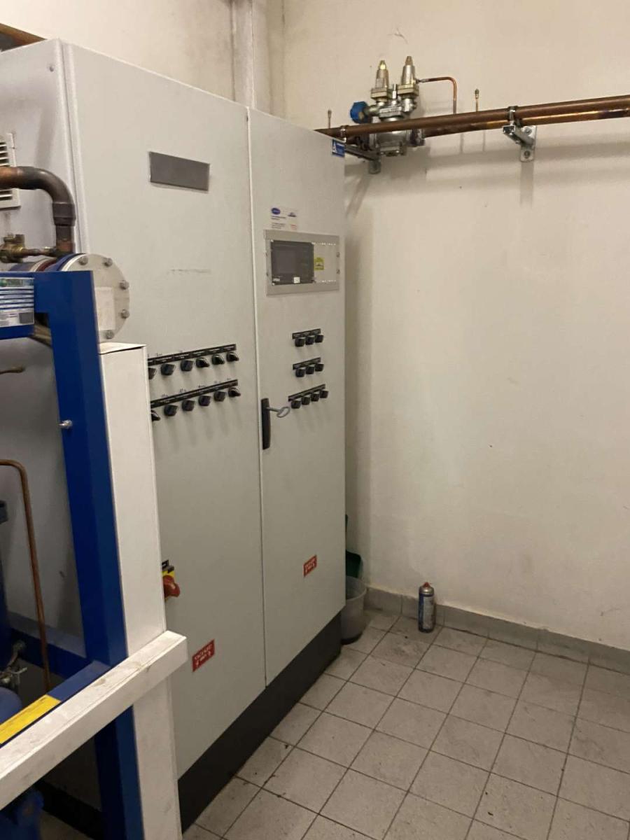 Csoportaggregát, vezérlőszekrénnyel, kondenzátorral – termékfotó 45° nézet