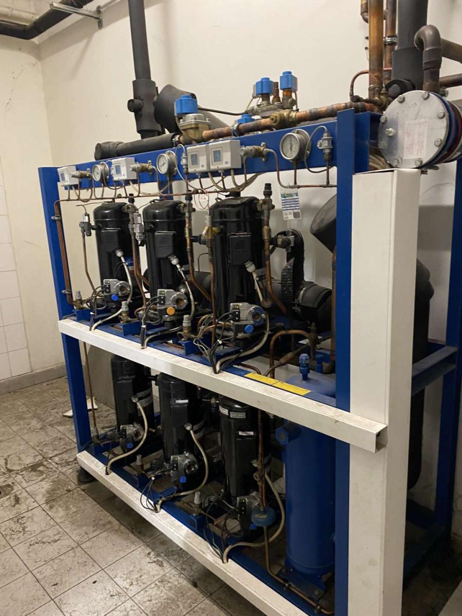 Csoportaggregát, vezérlőszekrénnyel, kondenzátorral – termékfotó részlet