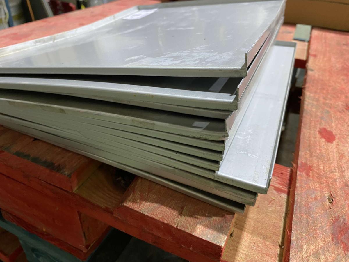 Sütőlemez 38*30 alumínium – termékfotó bal oldalról