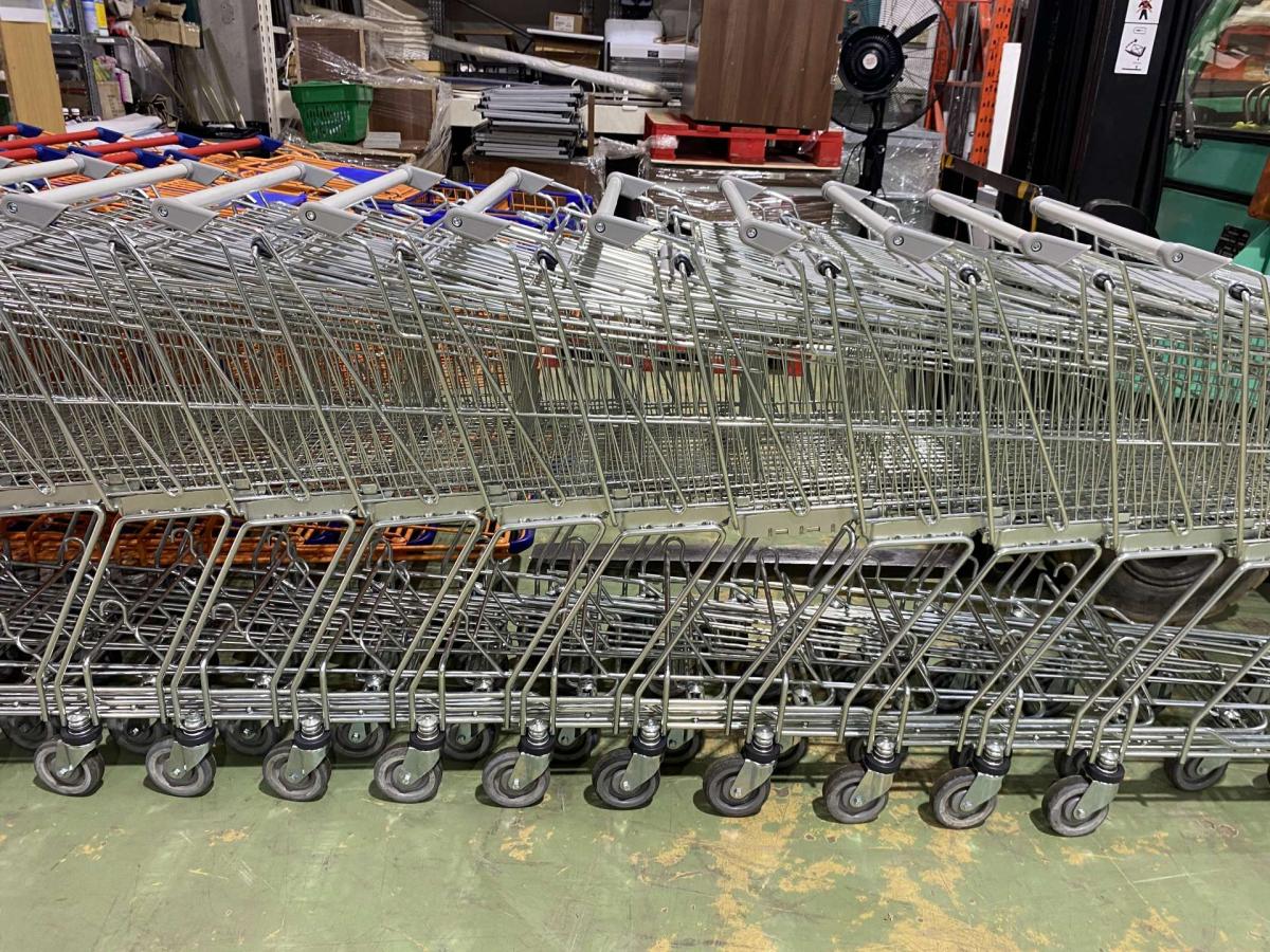 Felújított Wanzl D101 RC bevásárlókocsi szürke műanyagokkal – termékfotó jobb oldalról