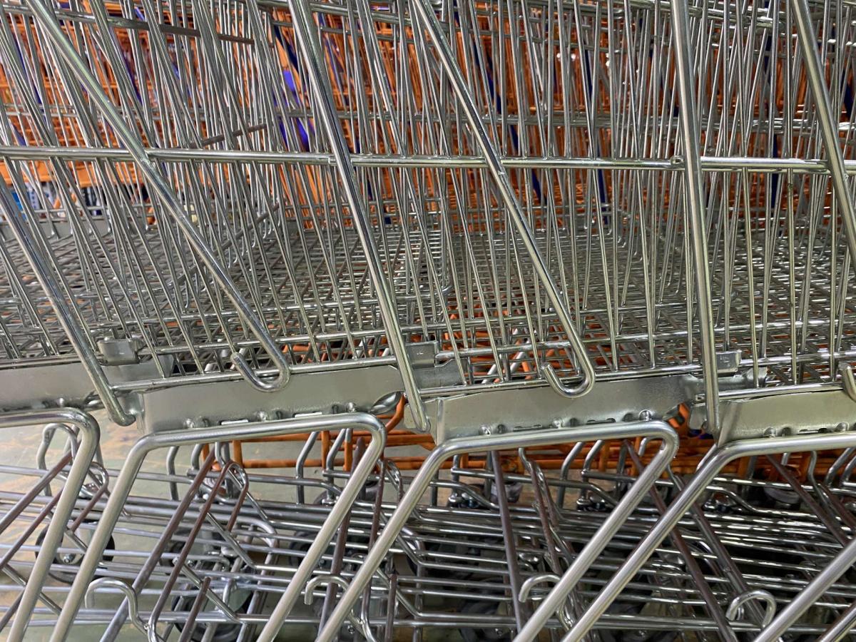 Felújított Wanzl D101 RC bevásárlókocsi szürke műanyagokkal – termékfotó alulnézet