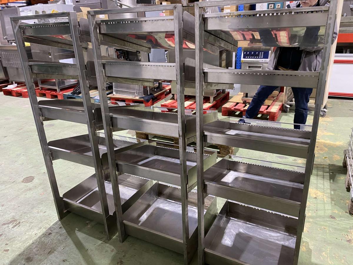 Rozsdamentes italos állvány – termékfotó hátulról