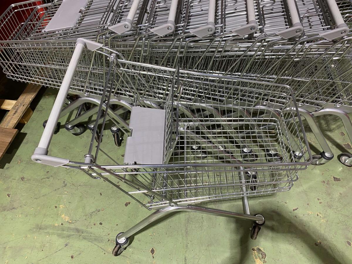 Felújított Wanzl EL 75 bevásárlókocsi szürke műanyagokkal – termékfotó hátulról