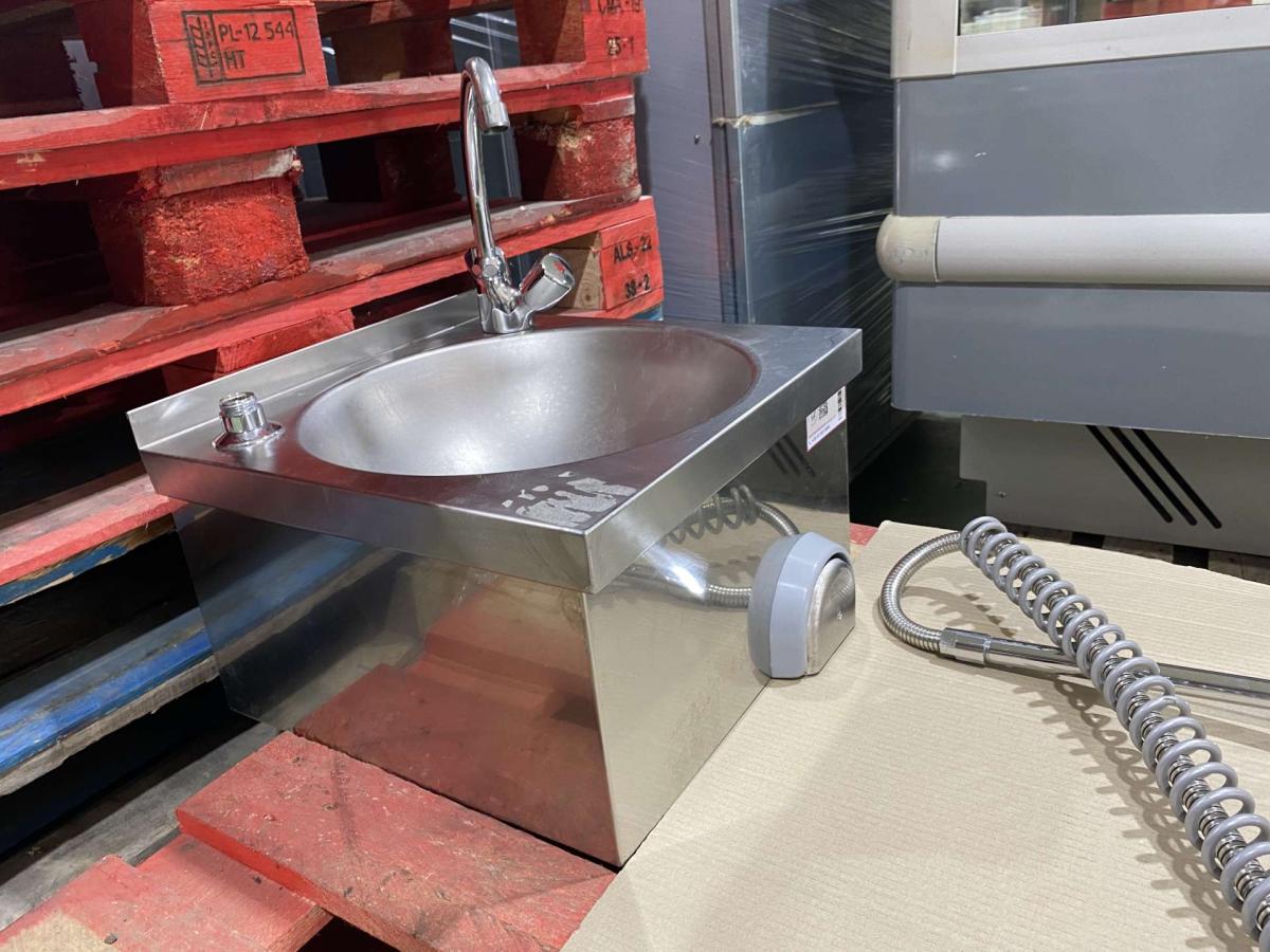 Rozsdamentes kézmosó, csaptelep, előmosó kézi zuhany – termékfotó elölnézet