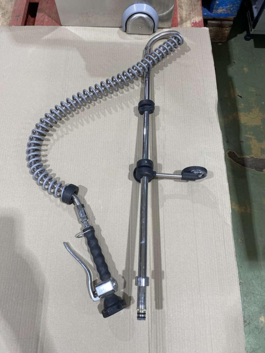 Rozsdamentes kézmosó, csaptelep, előmosó kézi zuhany – termékfotó jobb oldalról