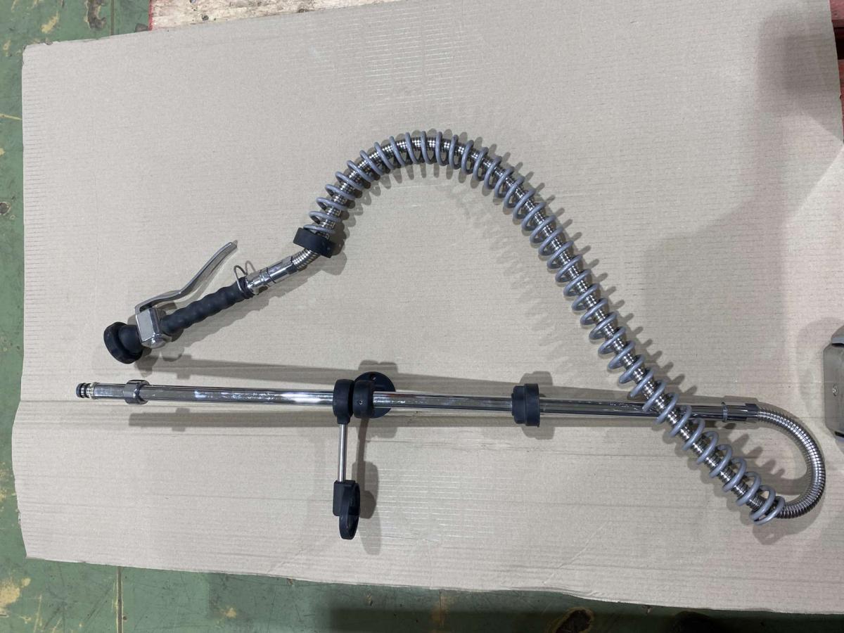 Rozsdamentes kézmosó, csaptelep, előmosó kézi zuhany – termékfotó alulnézet