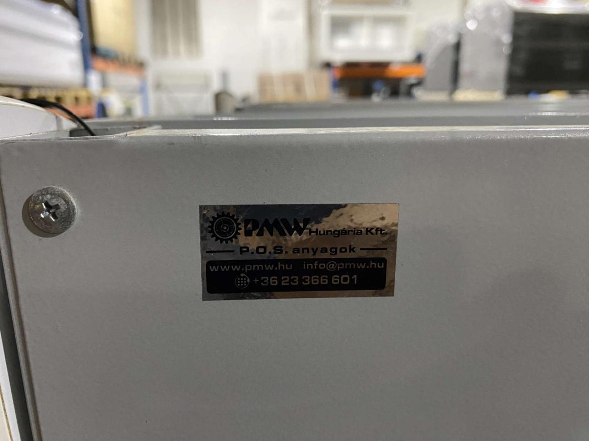 Másodkihelyezés, display, mobilállvány – termékfotó hátulról