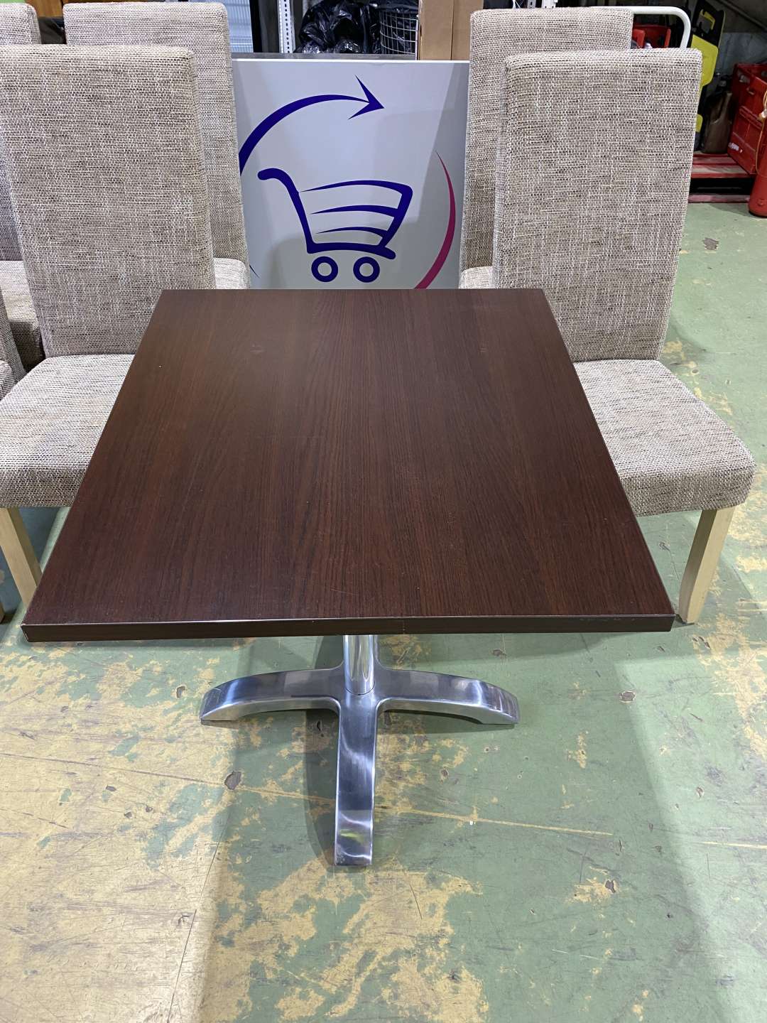 Új étkezőasztal Yukla központi lábbal