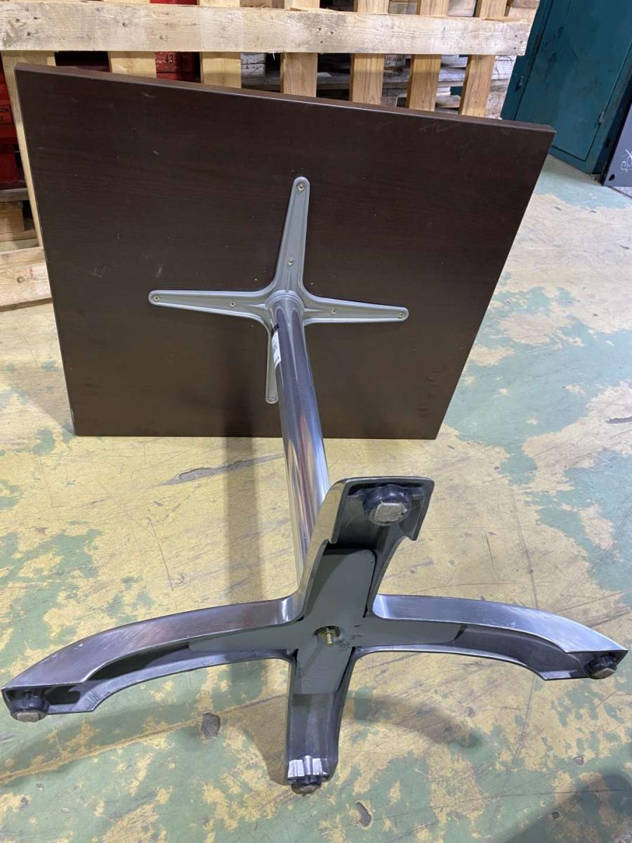 Új étkezőasztal Yukla központi lábbal – termékfotó bal oldalról