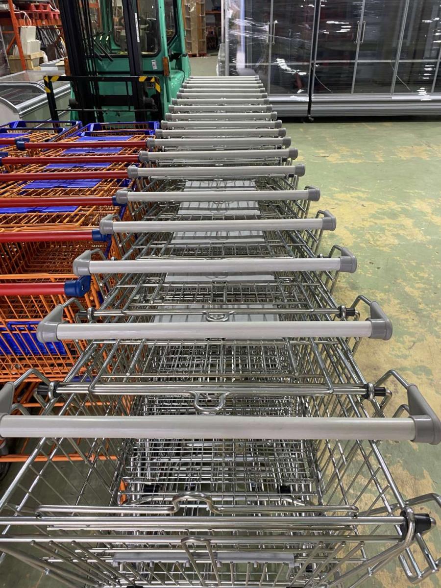 Felújított Wanzl D75RC bevásárlókocsi szürke műanyagokkal – termékfotó hátulról