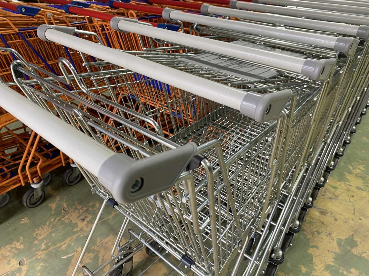 Felújított Wanzl D75RC bevásárlókocsi szürke műanyagokkal – termékfotó bal oldalról