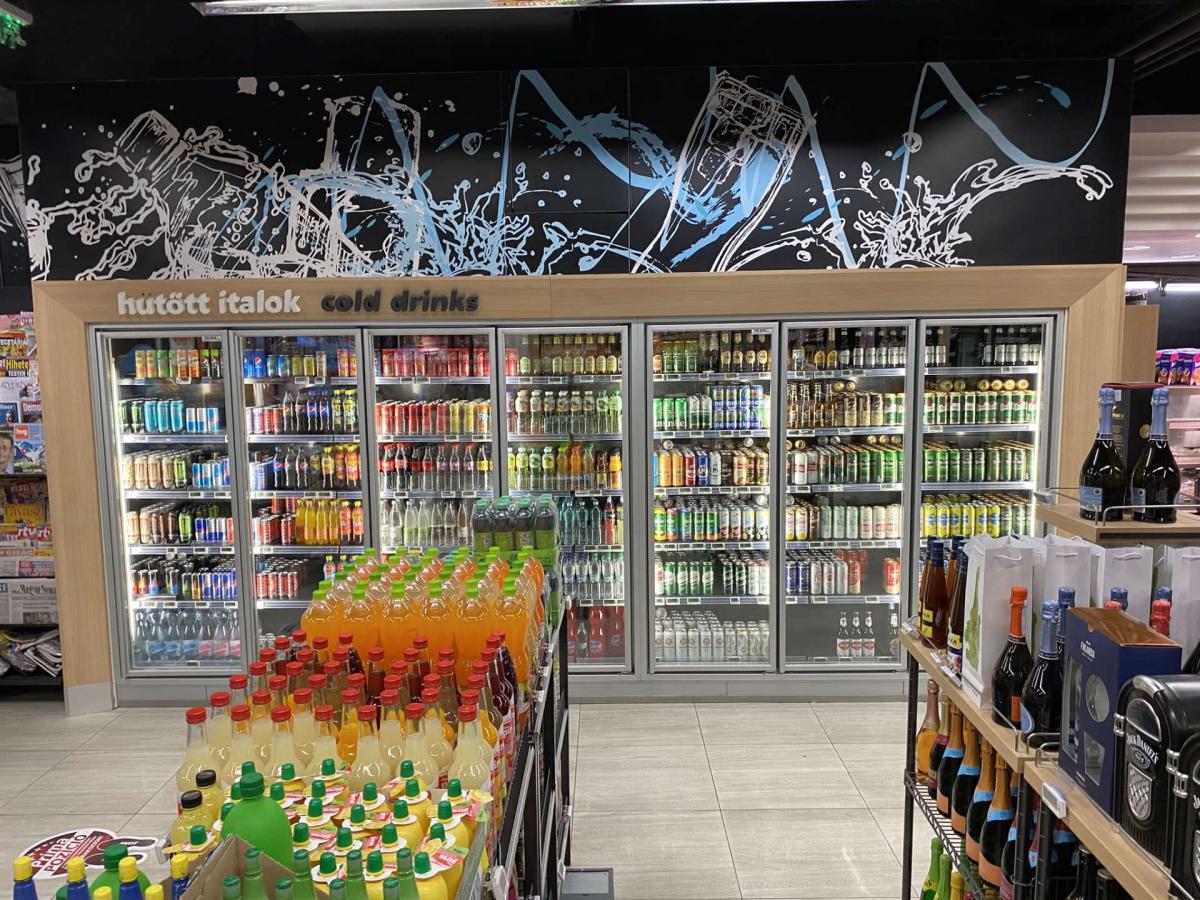 Épített hűtő, italhűtő üvegajtó 4 ajtós kerettel – termékfotó elölnézet