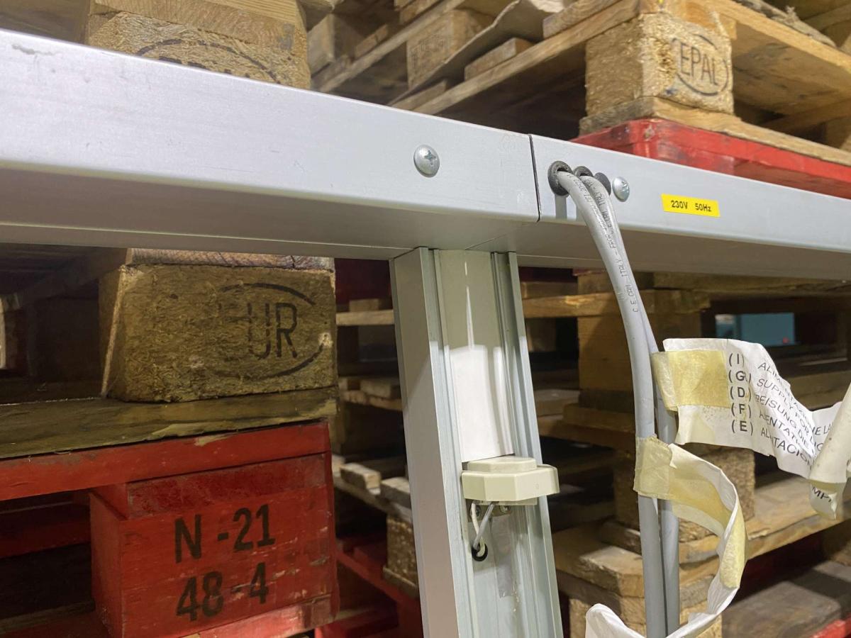 Épített hűtő, italhűtő üvegajtó 4 ajtós kerettel – termékfotó hátulról